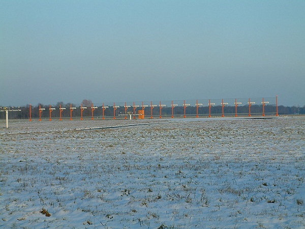  Conjunto localizador de antenas reflectoras dipolo de 21 elementos del sistema de aterrizaje por instrumento, en la Pista 27R, del Aeropuerto Internacional de Hannover/Langenhagen - EDDV. La imagen muestra la parte trasera del Sistema de antenas. 